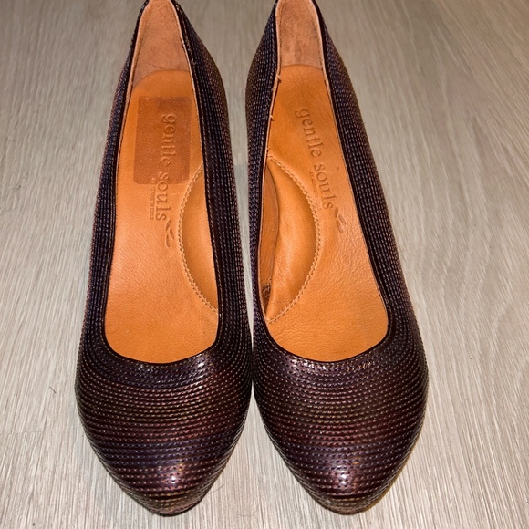 Gentle Souls Shoes - Gentle Souls Rupert Fine Leather Round Toe Slip On Pump Heels Size 7